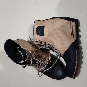 Sorel wedge boot, size 9.5, tan/black